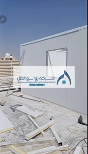 لقطة مقربة لمادة بديل الخشب عالية الجودة تُظهر تفاصيل الخشب وملمس المتانة